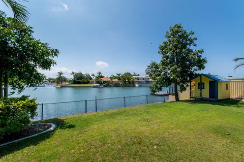 Lowset Home On The Canal - Dolphin Dr, Bongaree - Tourism Cairns 10