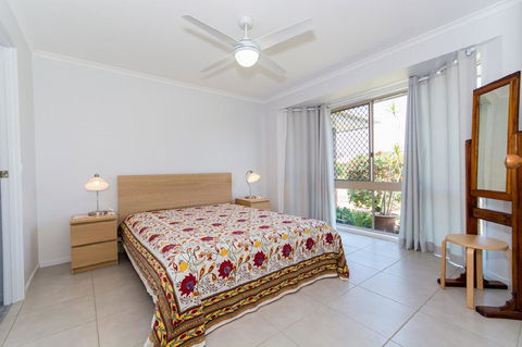 Lowset Home On The Canal - Dolphin Dr, Bongaree - Tourism Cairns 9
