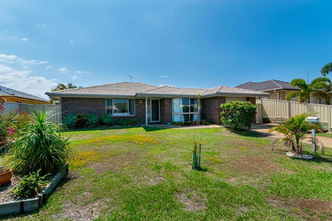 Lowset Home On The Canal - Dolphin Dr, Bongaree - Tourism Cairns 6