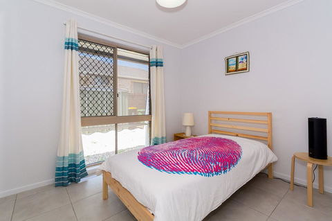 Lowset Home On The Canal - Dolphin Dr, Bongaree - Tourism Cairns 17