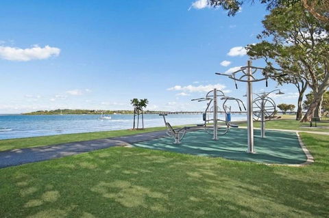 Lowset Home On The Canal - Dolphin Dr, Bongaree - Tourism Cairns 16