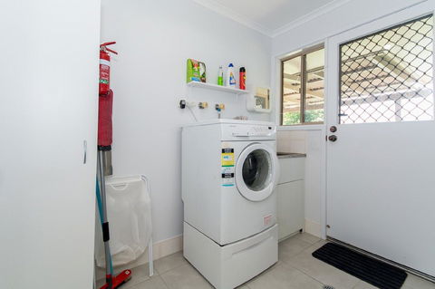 Lowset Home On The Canal - Dolphin Dr, Bongaree - Tourism Cairns 7