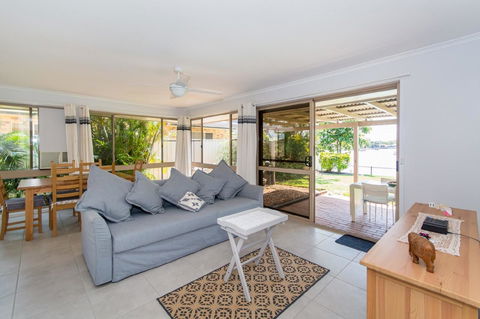 Lowset Home On The Canal - Dolphin Dr, Bongaree - Tourism Cairns 2