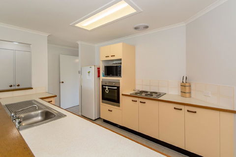 Lowset Home On The Canal - Dolphin Dr, Bongaree - Tourism Cairns 5