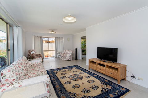 Lowset Home On The Canal - Dolphin Dr, Bongaree - Tourism Cairns 12