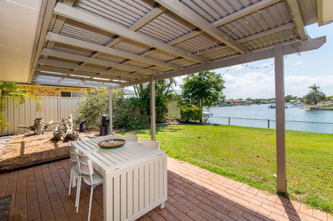 Lowset Home On The Canal - Dolphin Dr, Bongaree - Tourism Cairns 0