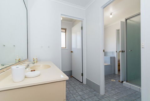 Lowset Home On The Canal - Dolphin Dr, Bongaree - Tourism Cairns 1