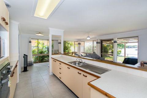 Lowset Home On The Canal - Dolphin Dr, Bongaree - Tourism Cairns 8