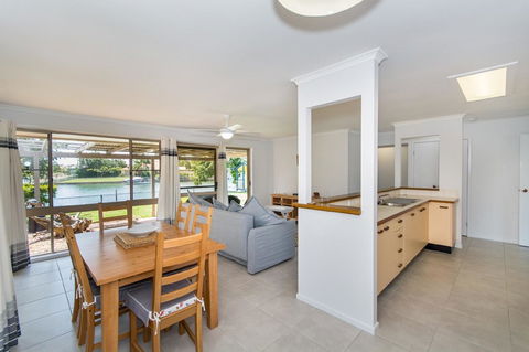 Lowset Home On The Canal - Dolphin Dr, Bongaree - Tourism Cairns 4