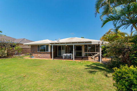 Lowset Home On The Canal - Dolphin Dr, Bongaree - Tourism Cairns 3