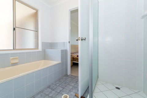 Lowset Home On The Canal - Dolphin Dr, Bongaree - Tourism Cairns 11