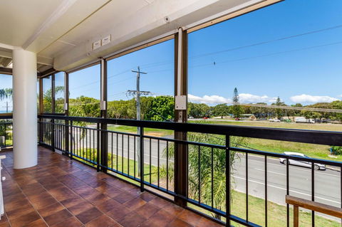 Spacious Unit Overlooking Moreton Bay - Boyd St, Woorim - Tourism Cairns 9