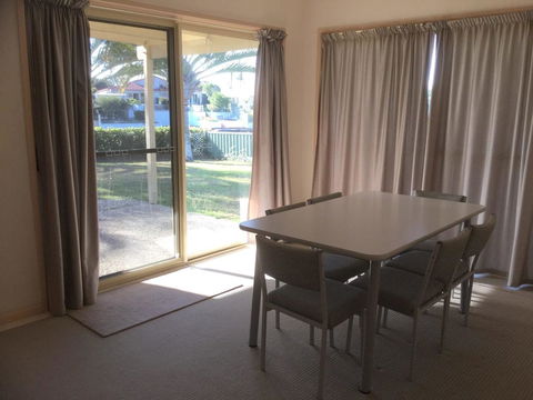 Private Canal Duplex With Pontoon - Oleander Drive, Bongaree - Tourism Cairns 9