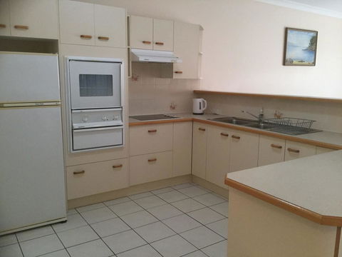 Private Canal Duplex With Pontoon - Oleander Drive, Bongaree - Tourism Cairns 6