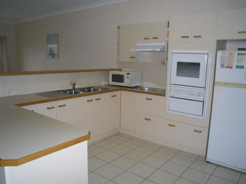 Ground Floor, Family Unit On The Canal With Free WIFI! - Tourism Cairns 10