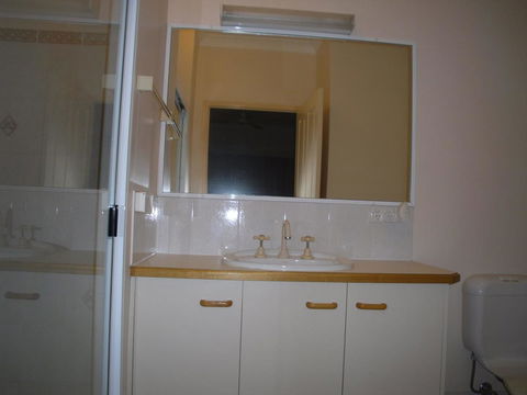 Ground Floor, Family Unit On The Canal With Free WIFI! - Tourism Cairns 3