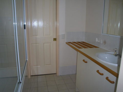 Ground Floor, Family Unit On The Canal With Free WIFI! - Tourism Cairns 5