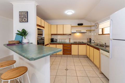 Spacious Family Unit With Incredible Views. - Tourism Cairns 11