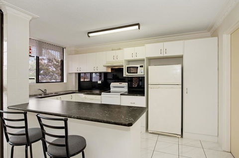 Huge Top Floor Unit Across The Road....Waterfront!! - Tourism Cairns 7