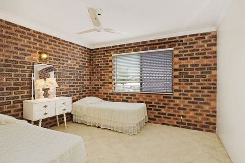 Huge Top Floor Unit Across The Road....Waterfront!! - Tourism Cairns 10