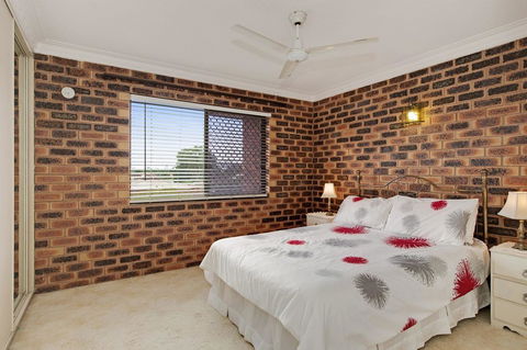 Huge Top Floor Unit Across The Road....Waterfront!! - Tourism Cairns 13