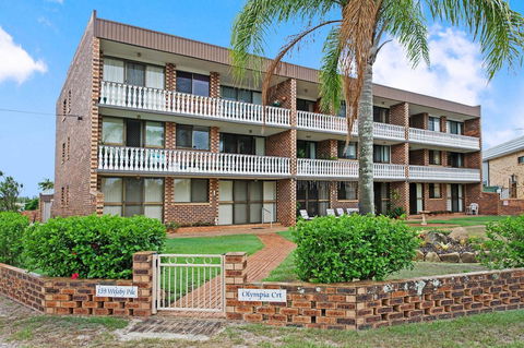 Huge Top Floor Unit Across The Road....Waterfront!! - Tourism Cairns 19