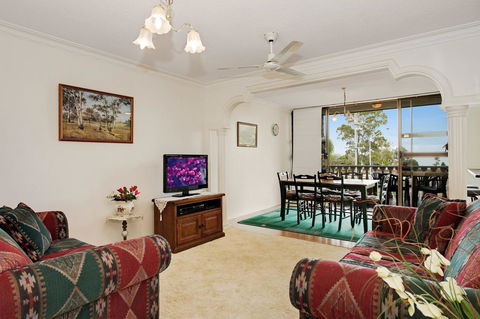 Huge Top Floor Unit Across The Road....Waterfront!! - Tourism Cairns 3