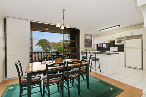 Huge Top Floor Unit Across The Road....Waterfront!! - Tourism Cairns 4