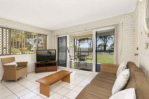 Ground Floor Air Conditioned, Fabulous Waterviews Overlooking Pumicestone Passage - Tourism Cairns 8