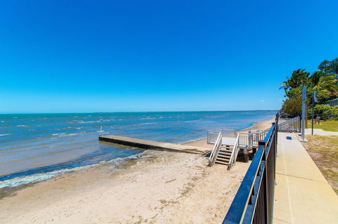 Ground Floor Air Conditioned, Fabulous Waterviews Overlooking Pumicestone Passage - Tourism Cairns 13