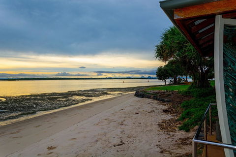 Ground Floor Air Conditioned, Fabulous Waterviews Overlooking Pumicestone Passage - Tourism Cairns 10