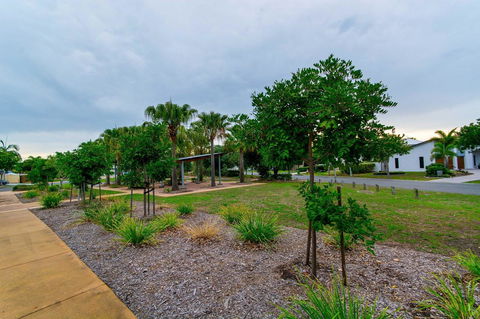 Ground Floor Air Conditioned, Fabulous Waterviews Overlooking Pumicestone Passage - Tourism Cairns 11