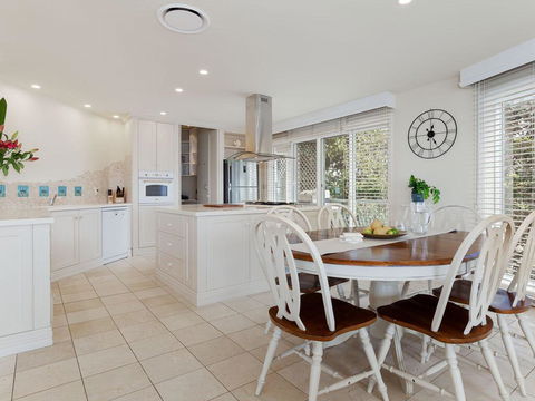 'Baylife Villa' 4a Warruga St - Large Home With WIFI, Netflix, Aircon, Linen & Spectacular Views - Tourism Cairns 3