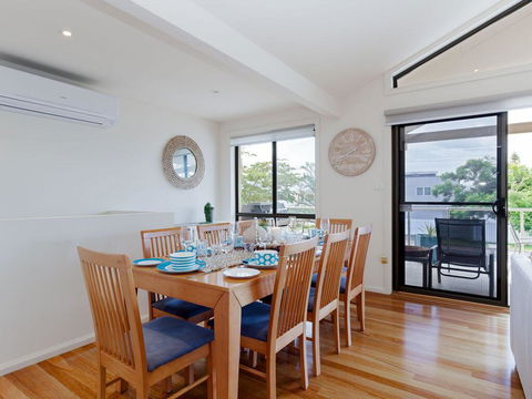 'Sandy Point Haven', 21a Sandy Point Rd - Stylish Haven With WIFI, Air Conditioning & Water Views - Tourism Cairns 3