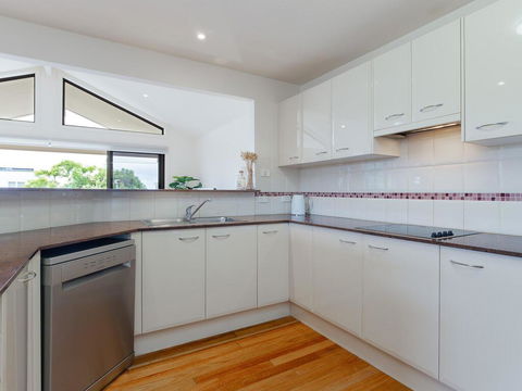 'Sandy Point Haven', 21a Sandy Point Rd - Stylish Haven With WIFI, Air Conditioning & Water Views - Tourism Cairns 2