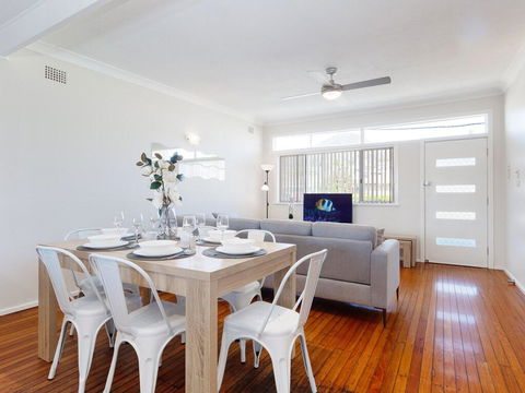 'Shoalz', 28 Rigney Street - Renovated Pet Friendly Cottage & Boat Parking - Tourism Cairns 2