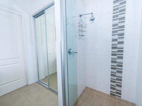 1 'Florida', 5 Lillian Street - 2 Min Walk To Beach, Shops & Restaurants - Tourism Cairns 2