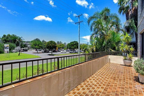 14 'THE DUNES', 38 MARINE DR - LARGE UNIT WITH POOL, TENNIS COURT AND DIRECTLY ACROSS FROM FINGAL - Tourism Cairns 2