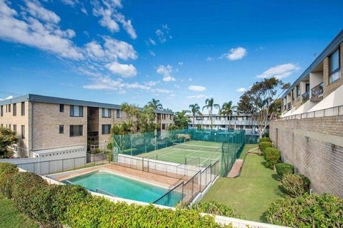 14 'THE DUNES', 38 MARINE DR - LARGE UNIT WITH POOL, TENNIS COURT AND DIRECTLY ACROSS FROM FINGAL - Tourism Cairns 0