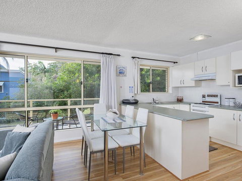 2 'Shoal Court', 7 Lillian Street - Fabulous Location With Water Views - Tourism Cairns 3