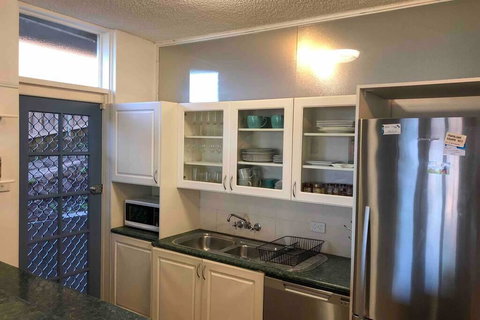 2 Bedroom, SHORT Walk To CBD,BEACH And DARBY ST - Tourism Cairns 2
