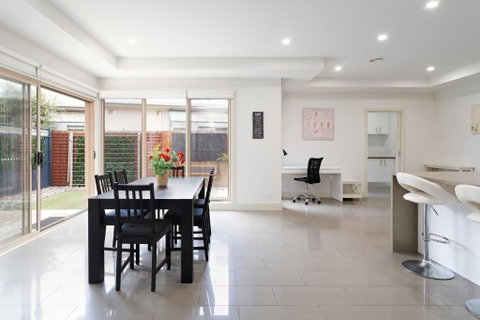 Boutique Stays - Mentone Abode - Tourism Cairns 3