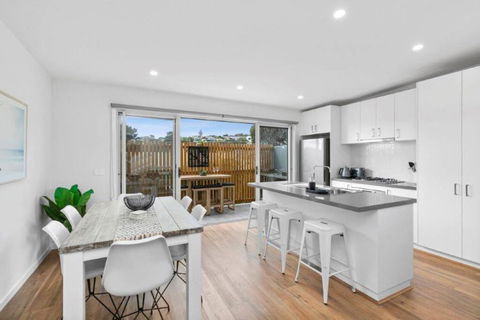 CASA EMEC- PETS WELCOME Luxury, Aircon, Walk To The Shops And Beach! Outdoor Shower And Garage Parking - Tourism Cairns 0