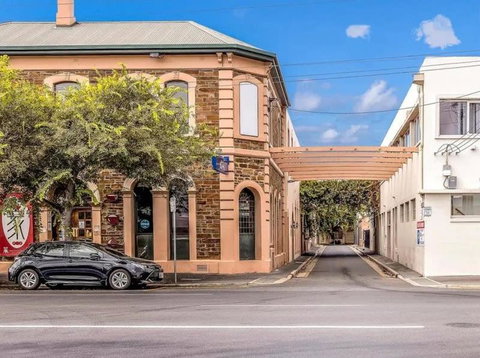 CBD Premium Location Studio - Tourism Cairns 0