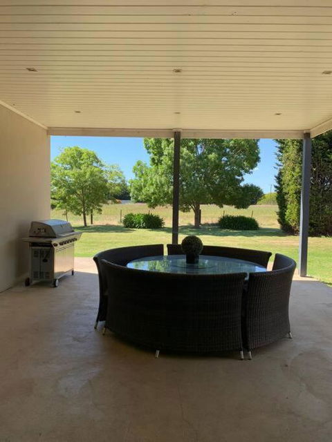 Claret Lodge Modern Country Retreat - Tourism Cairns 3