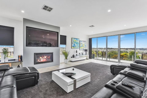CONROE EXECUTIVE TOWNHOUSE - MODERN & STYLISH - Tourism Cairns 0
