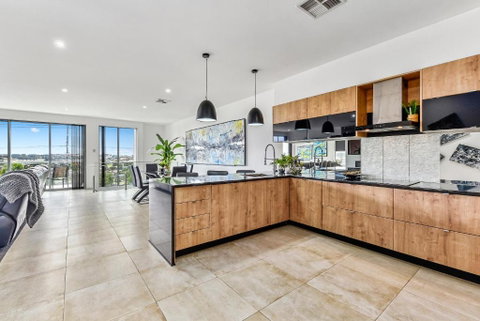 CONROE EXECUTIVE TOWNHOUSE - MODERN & STYLISH - Tourism Cairns 1