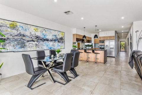 CONROE EXECUTIVE TOWNHOUSE - MODERN & STYLISH - Tourism Cairns 2