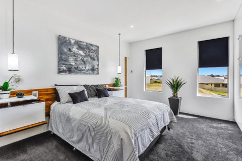 CONROE EXECUTIVE TOWNHOUSE - MODERN & STYLISH - Tourism Cairns 3
