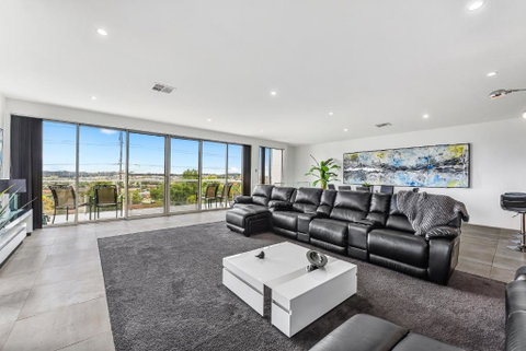 CONROE EXECUTIVE TOWNHOUSE - MODERN & STYLISH - Tourism Cairns 4